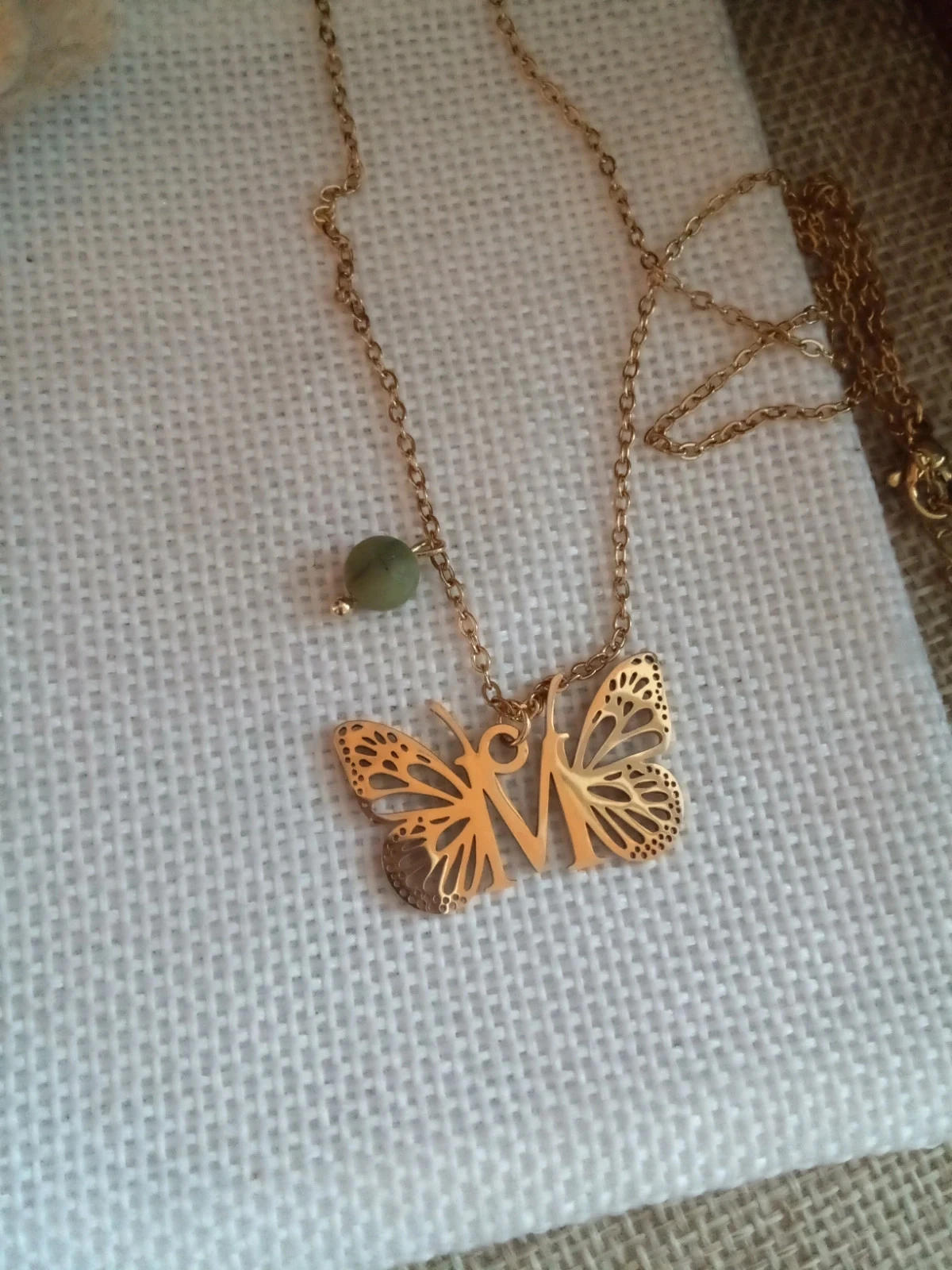 Colar borboleta com nome letra M e pedras de jade – photo 2